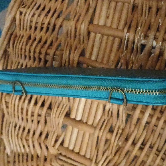 Megshi Genuine Leather Teal Zip Around Wallet - Picture 3 of 9